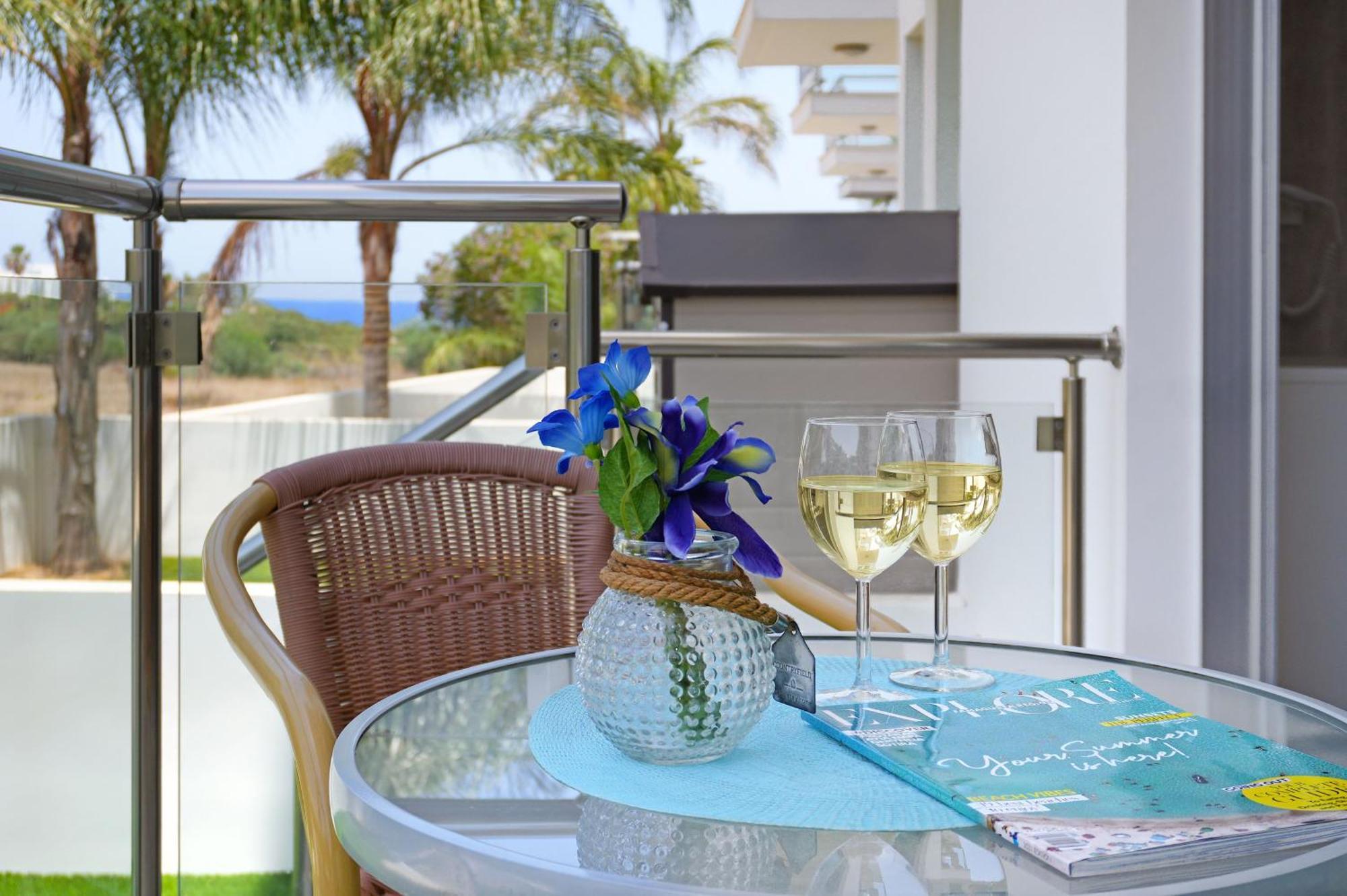 Meryl - Coralli Beachfront Apartment Протарас Екстер'єр фото